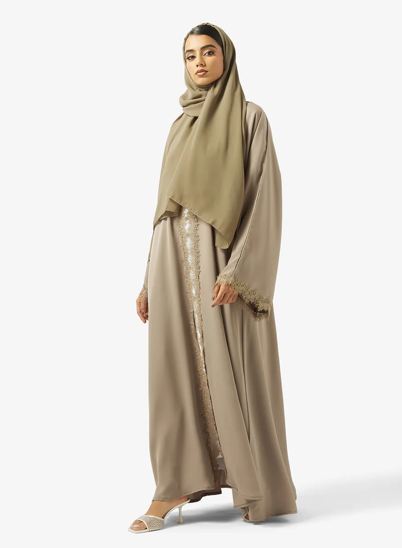 هيا كلوزيت عباية مفتوحة بياقة على شكل حرف  وتفاصيل دانتيل